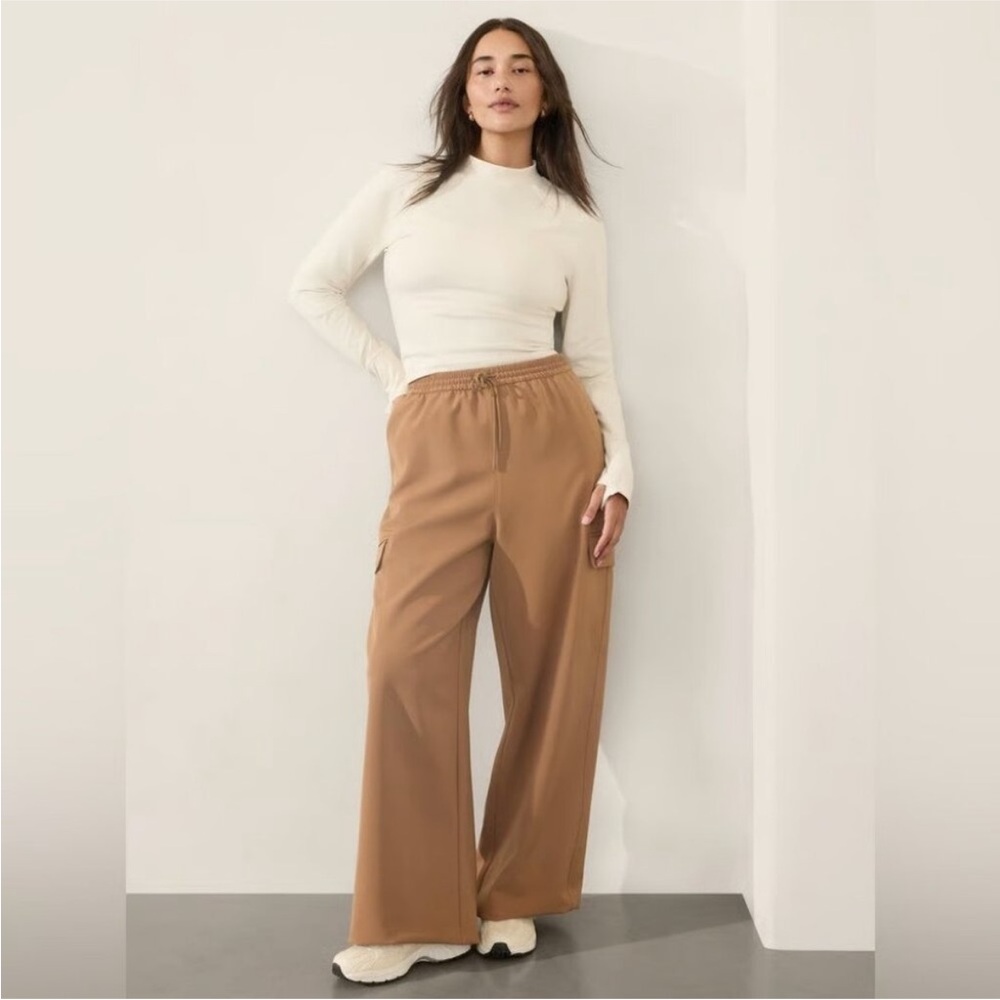 Athleta Promenade High Rise Cargo Pant in Walnut Size Extra Small  XS
NWT